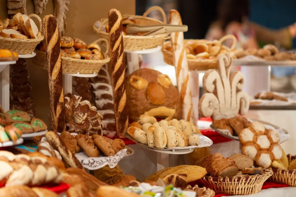 Khay bánh mới ra lò tại Đồng Khánh